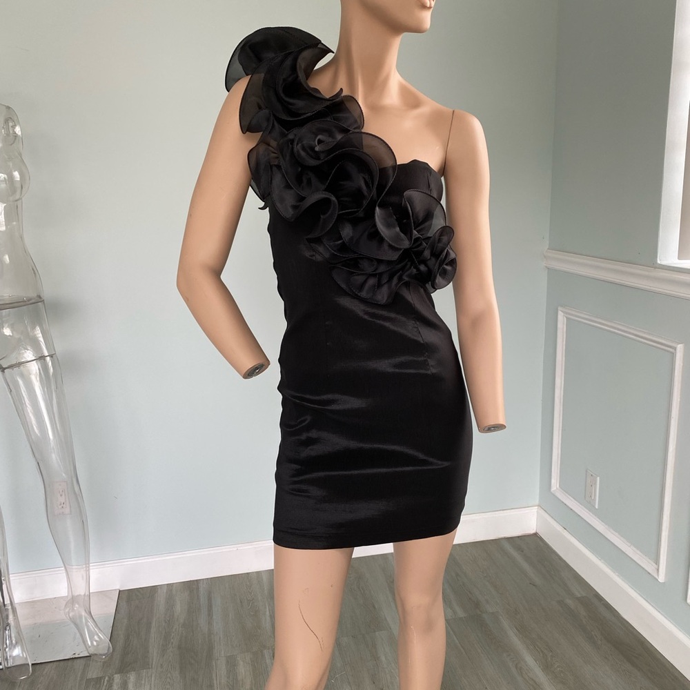 Elegant Black One-Shoulder Dress